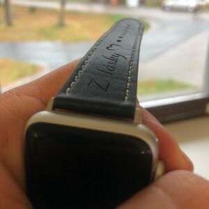 eses Kožený řemínek 42mm/44mm černý s bílým prošíváním pro Apple Watch s gravírováním „Z lásky“