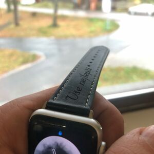 eses Kožený řemínek 42mm/44mm černý s bílým prošíváním pro Apple Watch s gravírováním „Vše nejlepší“