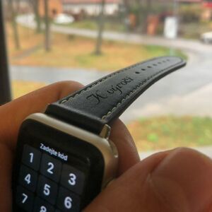 eses Kožený řemínek 42mm/44mm černý s bílým prošíváním pro Apple Watch s gravírováním „K výročí“